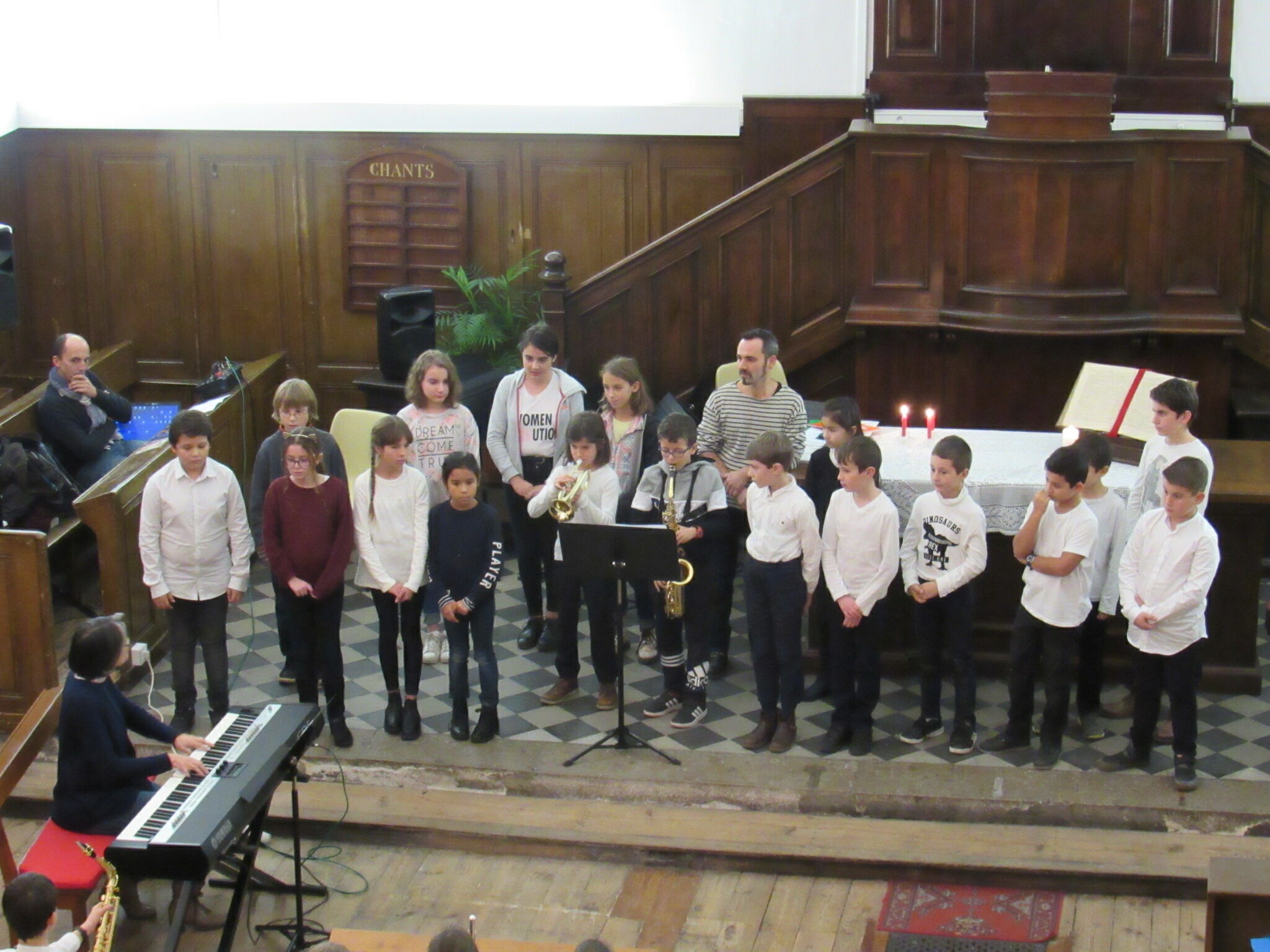 Louez Dieu au son de la trompe, du luth, de la lyre !