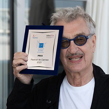 Wim Wenders tenant le prix du Jury œcuménique  (© Daniel Beguin / Jury œcuménique / Robert Rivoira)