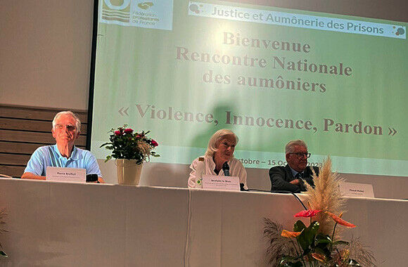 © Jean-Raymond Stauffacher/X - De gauche à droite: Pierre Breffeil, aumônier à Aix-en-Provence, Jocelyne le Bivic, présidente de la commission de la FPF Justice et aumônerie aux prisons, Pascal Hickel, aumônier national © Jean-Raymond Stauffacher/X - De gauche à droite: Pierre Breffeil, aumônier à Aix-en-Provence, Jocelyne le Bivic, présidente de la commission de la FPF Justice et aumônerie aux prisons, Pascal Hickel, aumônier national
