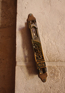 Afficher une mezouza pour contrer l'antisémitisme