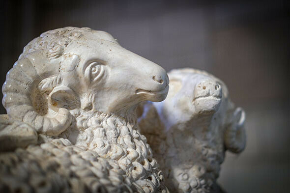 © M. Desfontaine - OT Loches TCL Détail en albâtre du gisant d’Agnès Sorel (première maîtresse « officielle » d’un roi de France), vers 1450