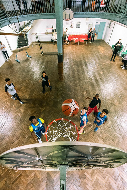 L’équipe de basket des UCJG avec le fanion @ YMCA Paris L’équipe de basket des UCJG avec le fanion @ YMCA Paris