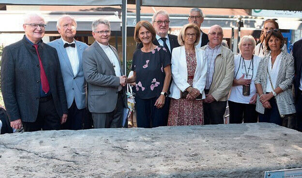 Élus et représentants de l'Église devant la Pierre à poissons Élus et représentants de l'Église devant la Pierre à poissons