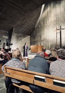 Au cœur du temple, une petite fille Espérance