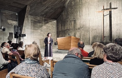Au cœur du temple, une petite fille Espérance