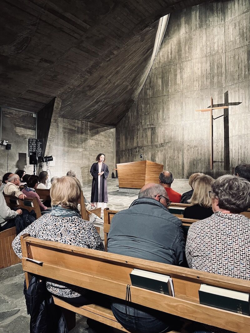 Au cœur du temple, une petite fille Espérance