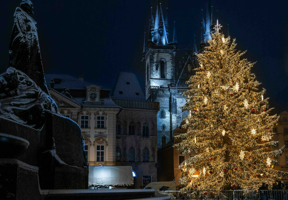 Le monument du réformateur Jan Hus sous la neige, place de la Vieille ville à Prague © Mikhaïl Manmaey / Unsplash