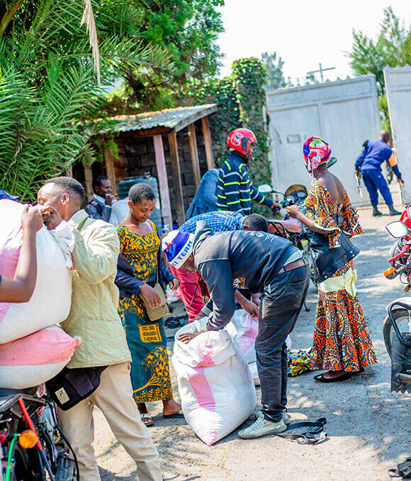 Organisation de la distribution de produits alimentaires et d’hygiène en faveur de déplacés par l’Église du Christ au Congo - Nord-Kivu © ECC