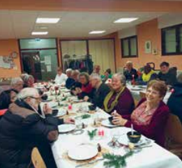 Participants à la Luciole partagent un momen t de convivialité à Noël