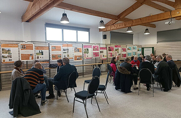 Groupes de parole lors de l’AG de la FPF. En fond, l’expo « Femmes d’espérance… » © Cl. des Mesnards  Groupes de parole lors de l’AG de la FPF. En fond, l’expo « Femmes d’espérance… » © Cl. des Mesnards