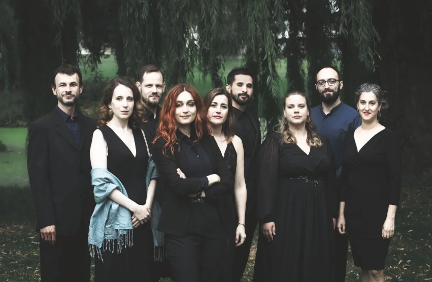 L'ensemble Irini posant pour la couverture de leur album