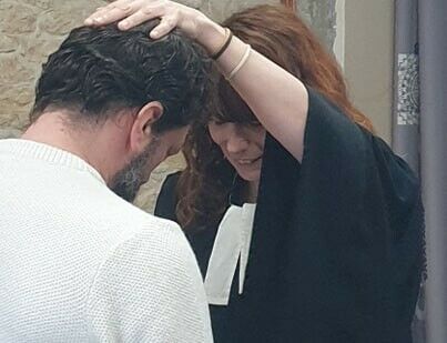 Pasteure Nicole Roulland-Rupp imposant ses mains sur un nouveau-baptis&eacute;