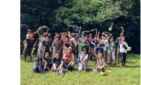 Photo de groupe de jeunes éclaireurs et louveteaux à la fin d'un camp