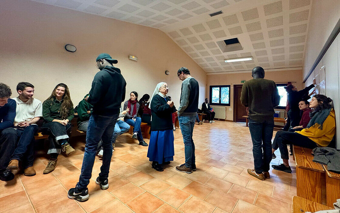 Soeur Bénédicte et Abel en discussion pendant la pause © Manou