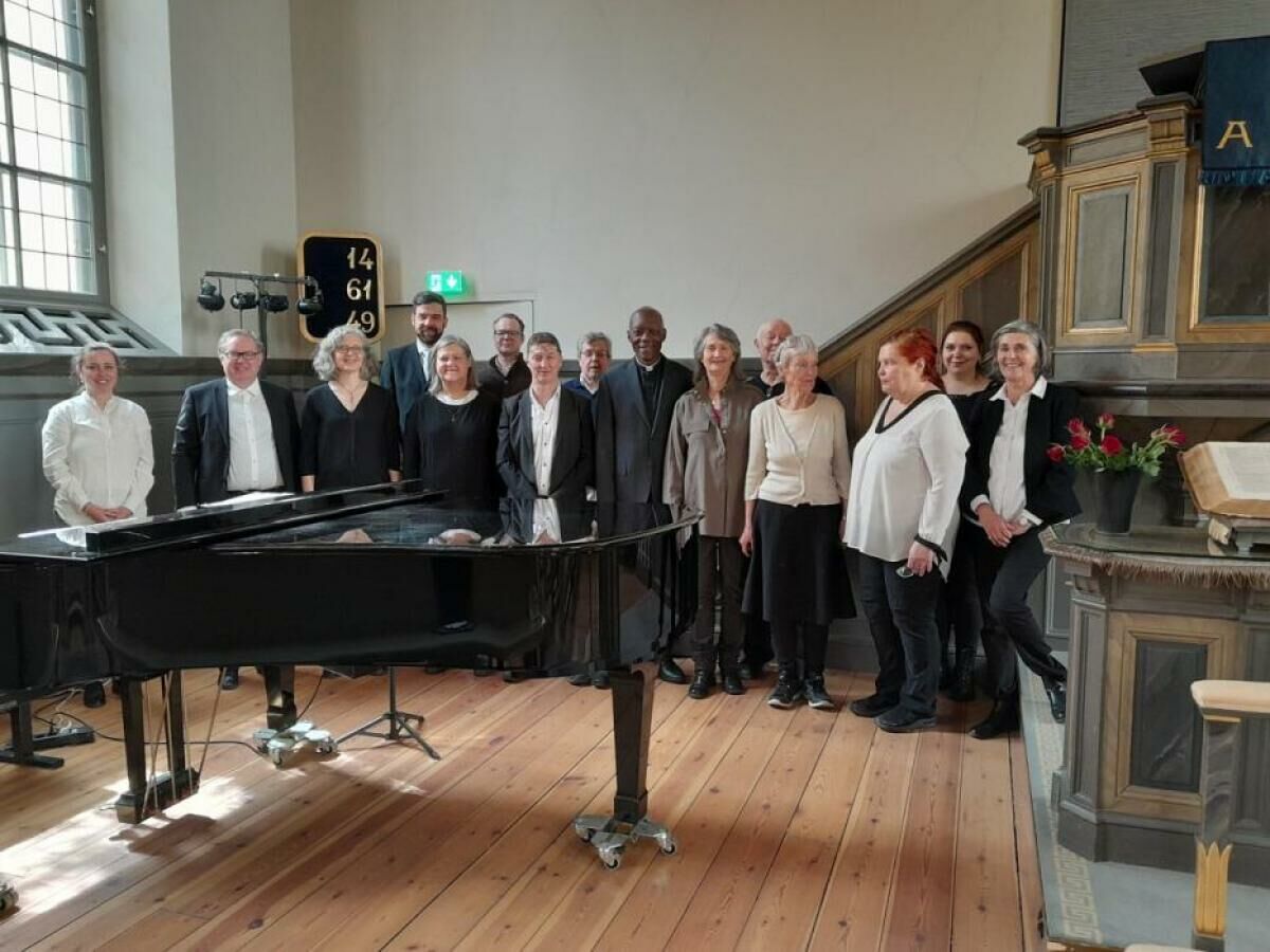 La chorale entourant le pasteur Elie Kabwe lors du culte du 25 mai dernier La chorale entourant le pasteur Elie Kabwe lors du culte du 25 mai dernier