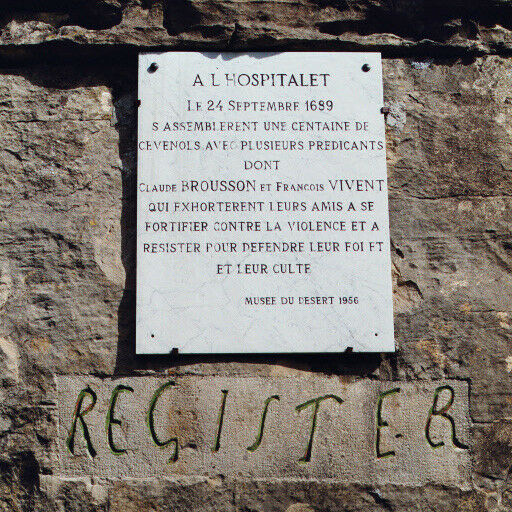 Pierre commémorative au Can de l'Hospitalet; lieu-dit au bord de la Corniche des Cévennes