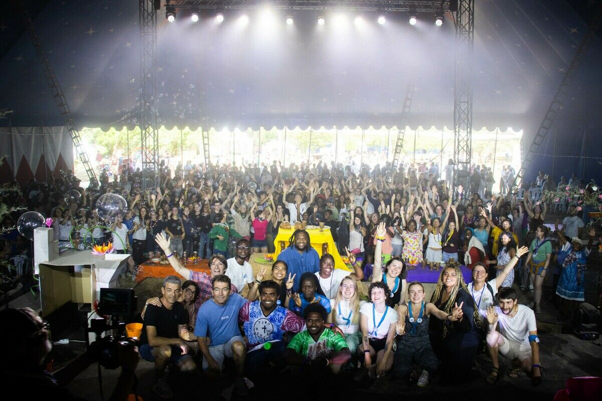 Photo de groupe des tous les jeunes et accompagnateurs sous le chapiteau