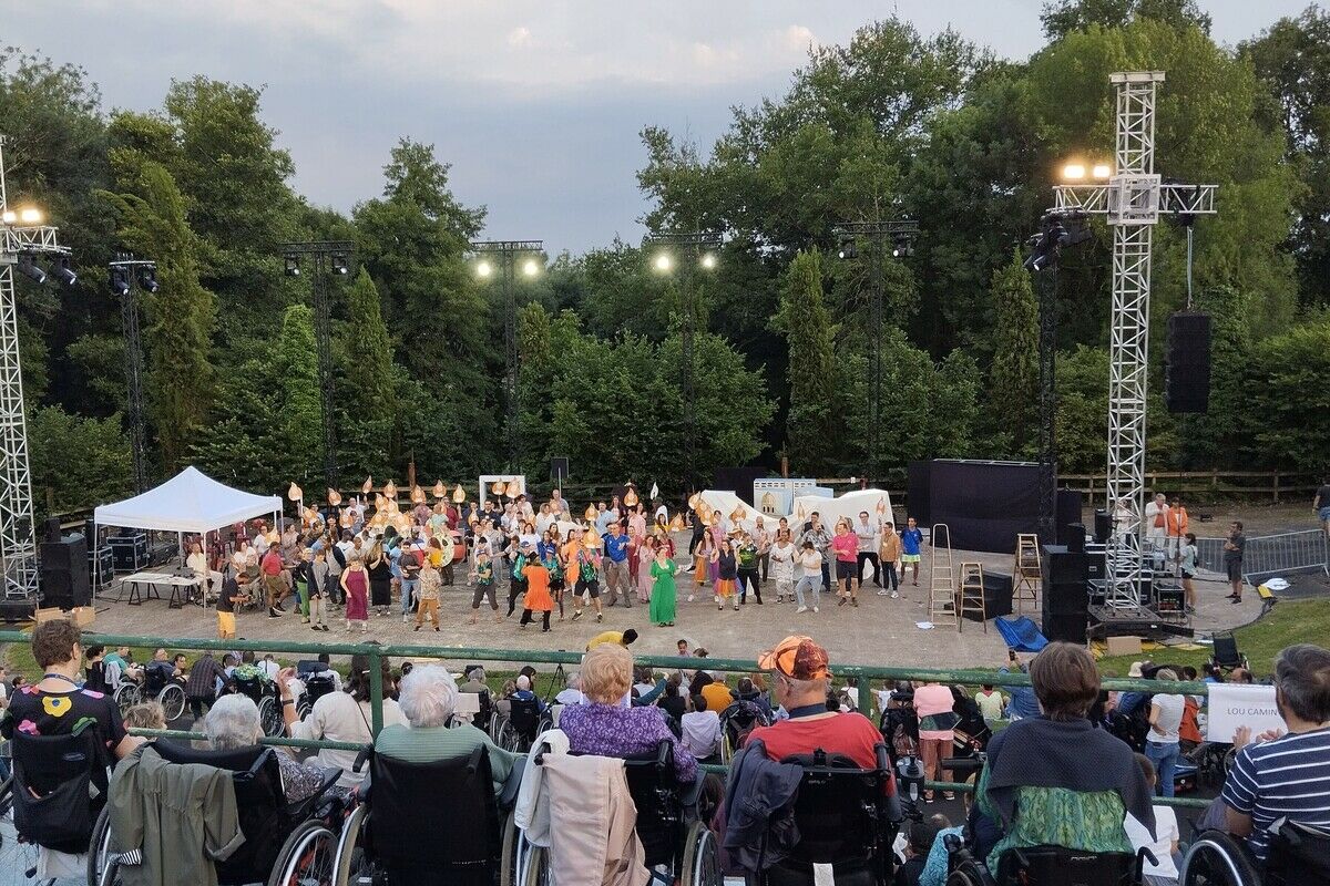© S. Daudé Cérémonie des 150 ans?: responsables et résidents sur la piste de danse
