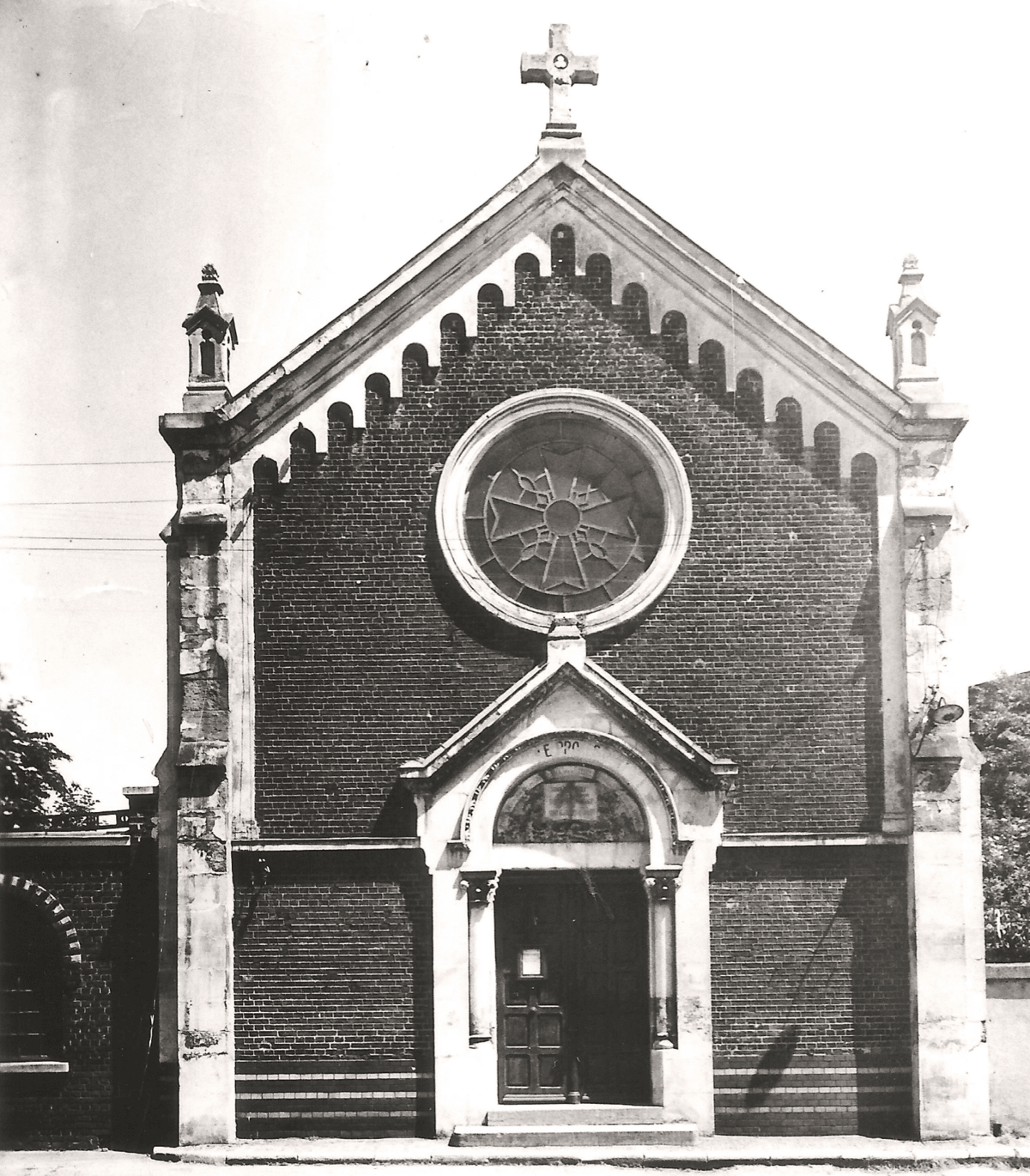 Cliché en noir et blanc de l'ancienne façade du temple de Maugeuge