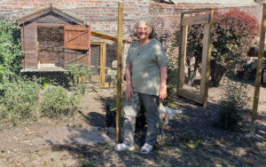 Lucie dans le jardin © Françoise Marti