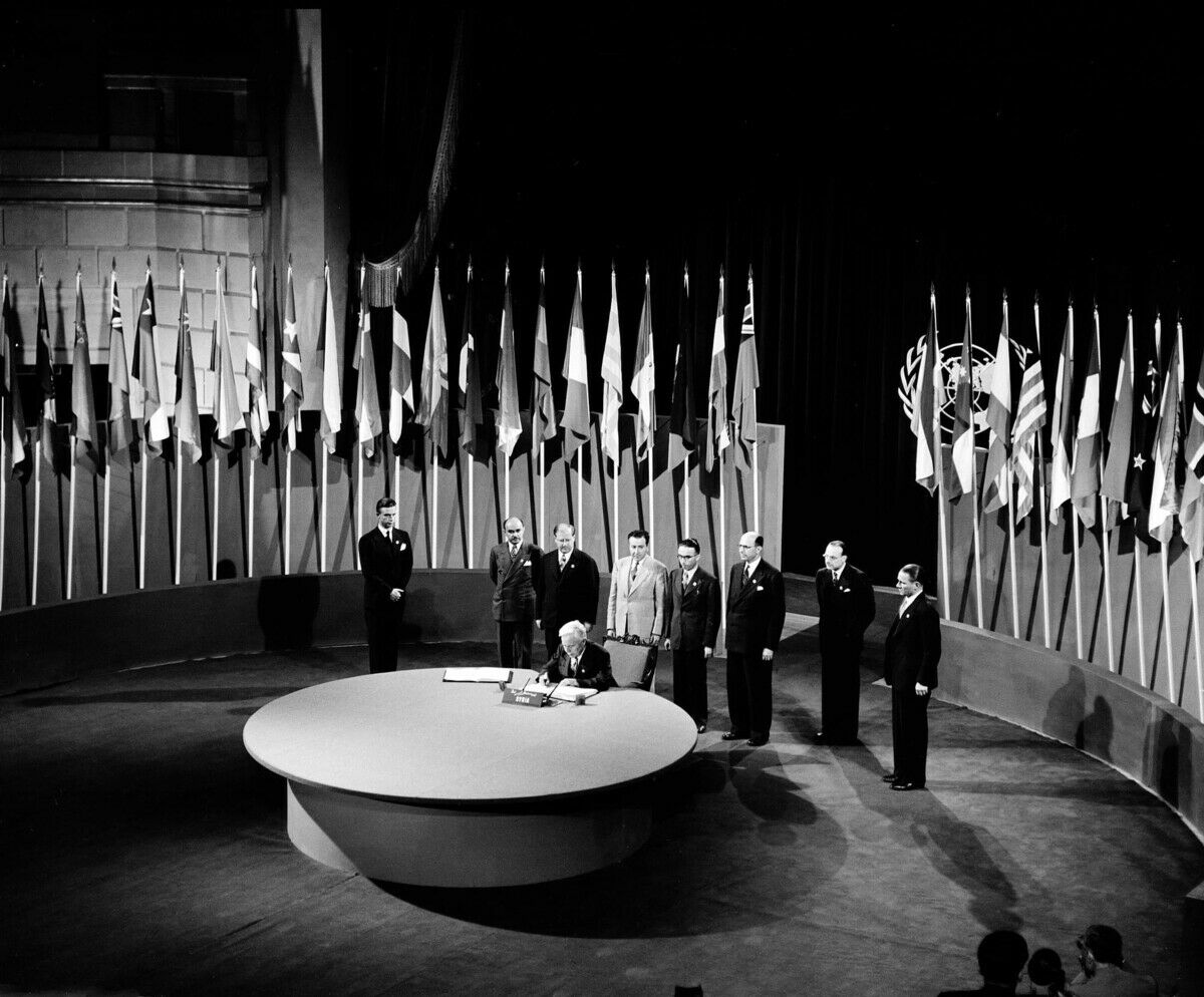 Cliché en noir et blanc de la signature de la Charte des Nations Unies en 1945