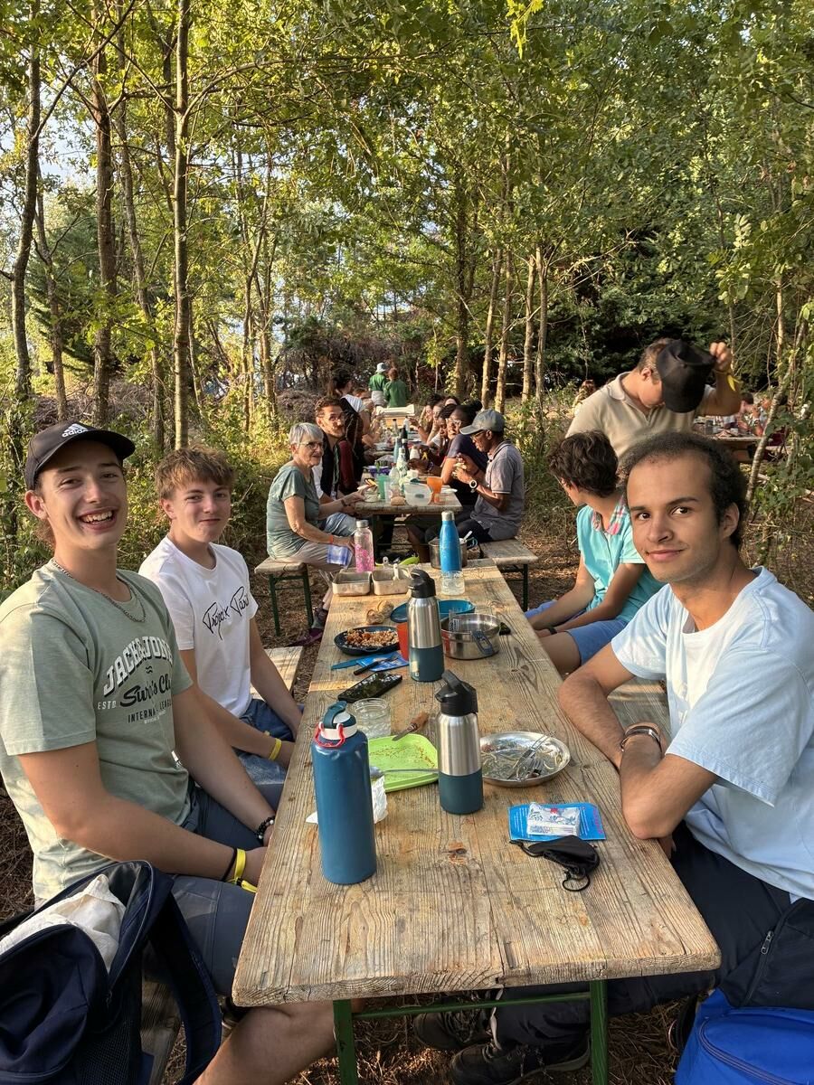 Photo des jeunes de la région pendant une pause déjeuner au Grand Kiff 2025
