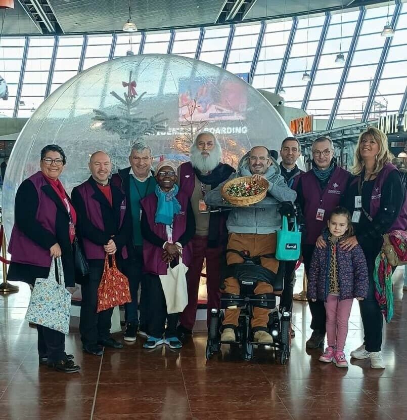 Photo de groupe des aumôniers à l'aéroport