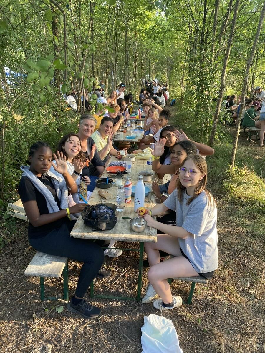 Photo du groupe des jeunes de PACCA lors d'un repas