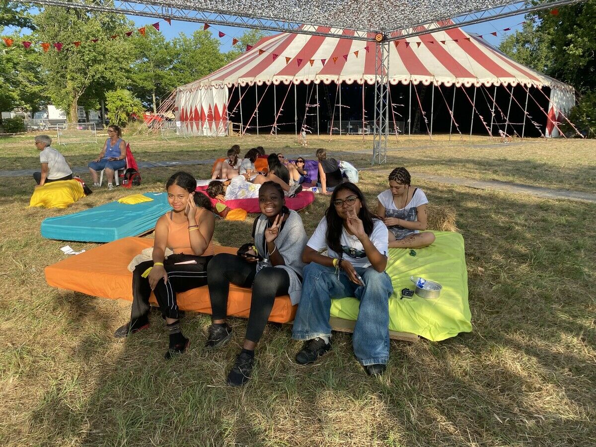 Jeunes kiffeurs se reposant devant le chapiteau