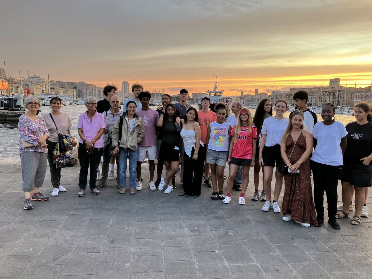 Photo de groupe à Marseille, avant le départ