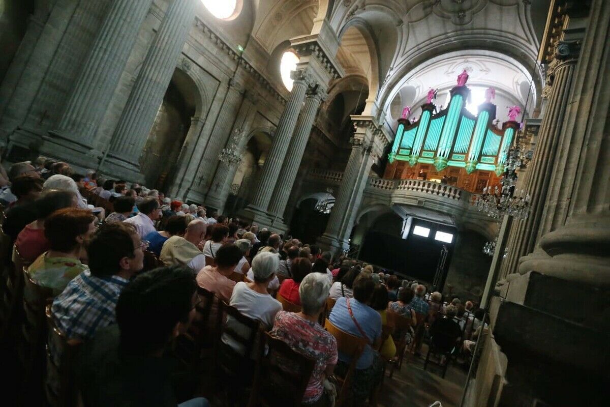 Photo d'un public très attentif écoutant l'orgue sur l'estrade au fond du temple