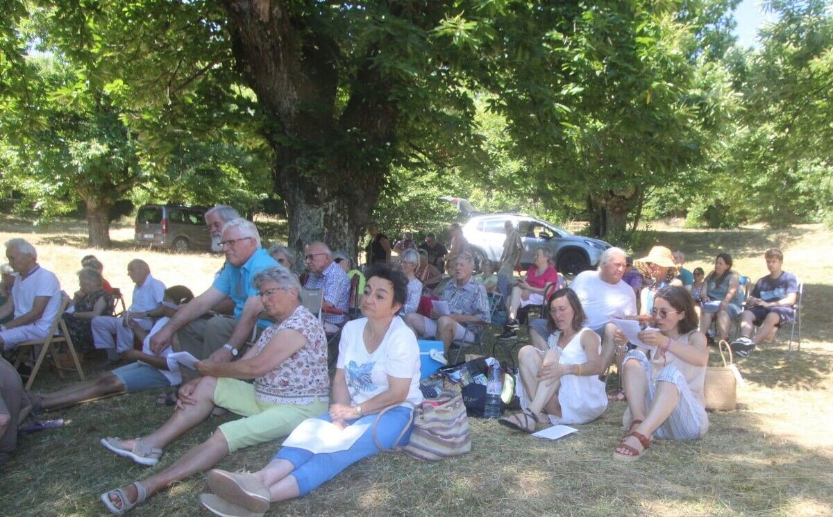 Photo d'un groupe participant au culte sous les châtaigniers
