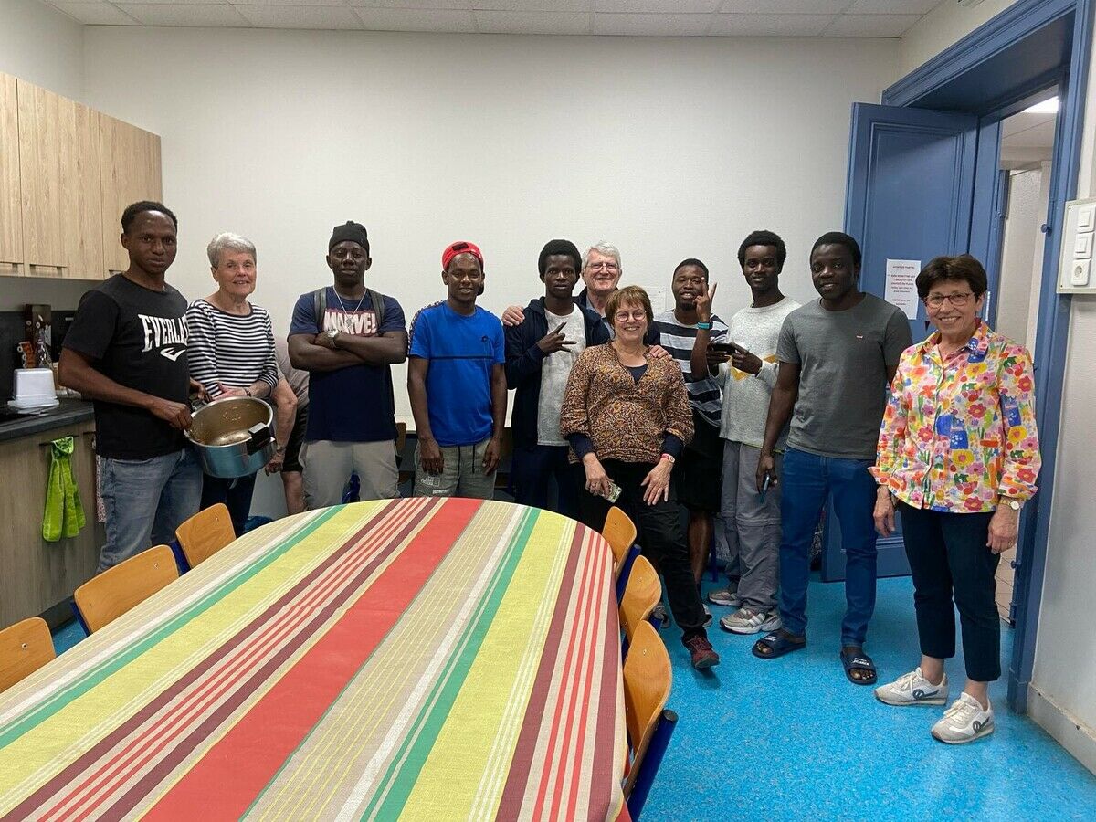 Photo de groupe où apparaissent les jeunes et les bénévoles