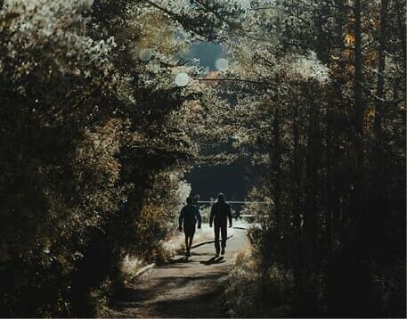 Photo de deux hommes partant sur le chemin
