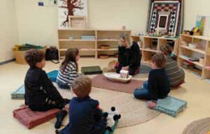 La pasteure Isabelle Bouche entourée des enfants au cours d’une séance sur l’Arche de No