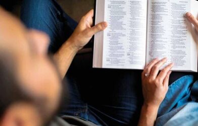 Comment l’Église universelle se manifeste-t-elle localement ?
